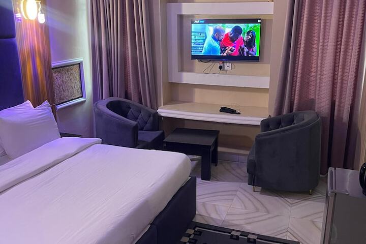 Room 9 of 16