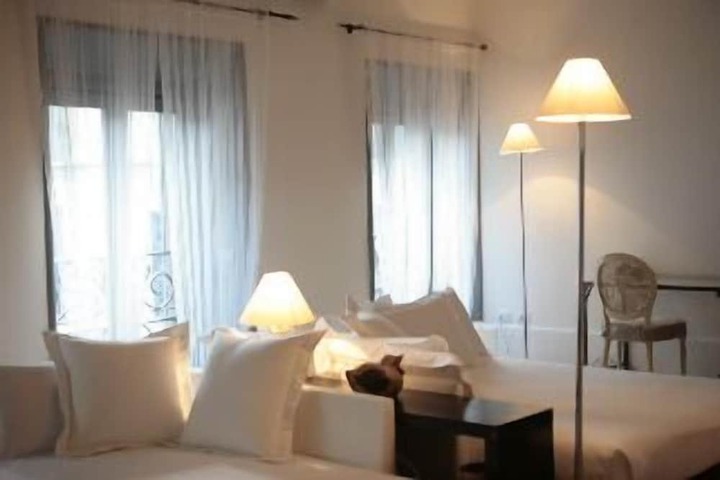 Room 11 of 32