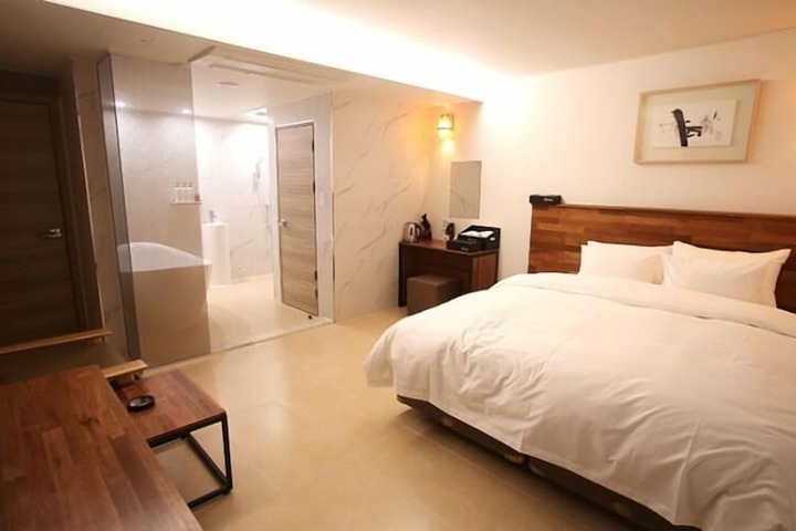 Room 9 of 31