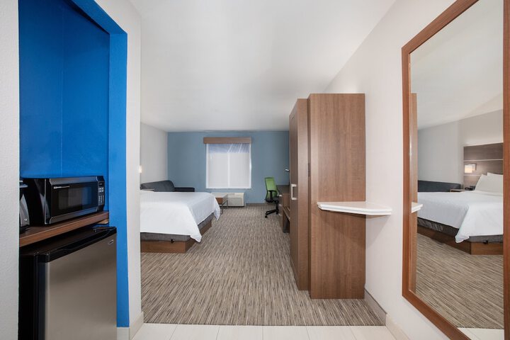 2 Queen Beds (5 of 8)