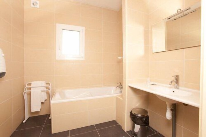Deep soaking bathtub