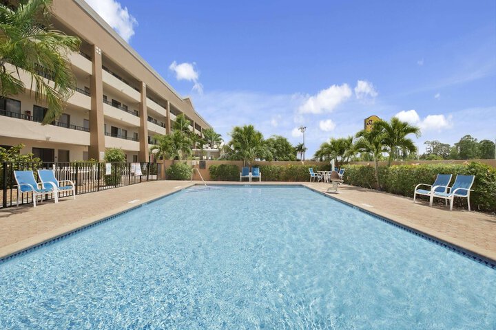 Hotel Pool