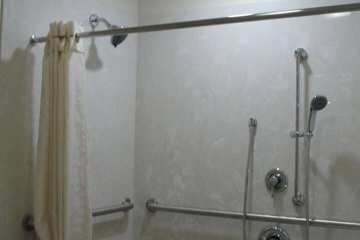 1 Queen Accessible Roll in Shower Desk Microwave, Refrigerator WiFi Continentalbreakfas (14 of 20)