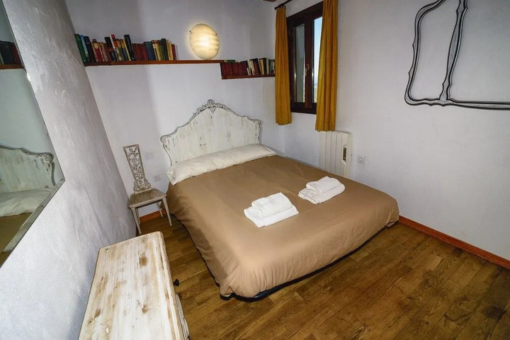 Room 4 of 10