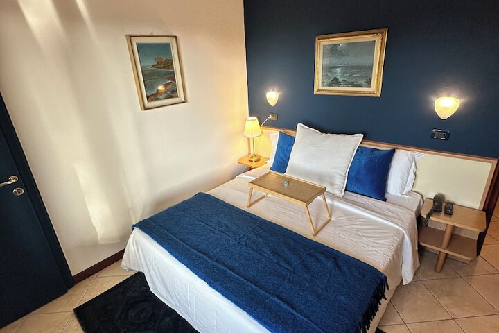 Room 8 of 17