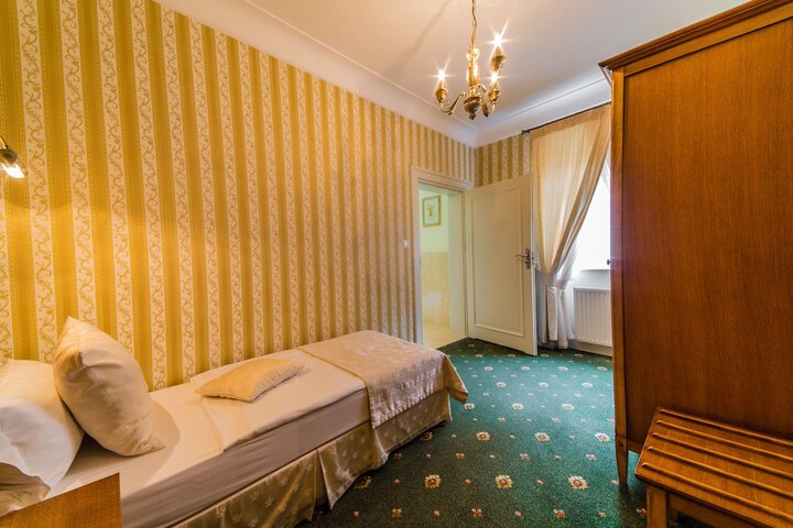 Room 6 of 66
