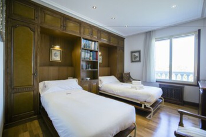 Room 10 of 14