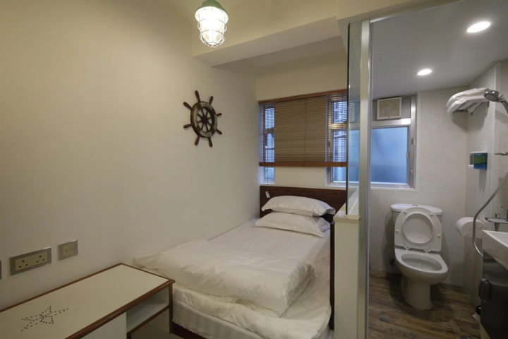 Room 4 of 11
