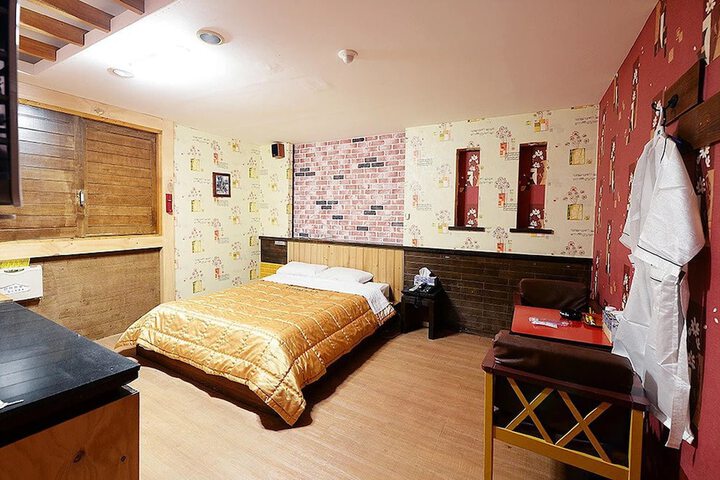 Room 8 of 31