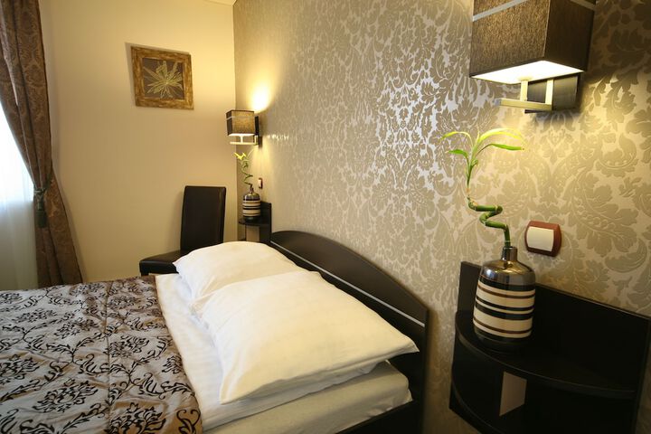 Room 17 of 38