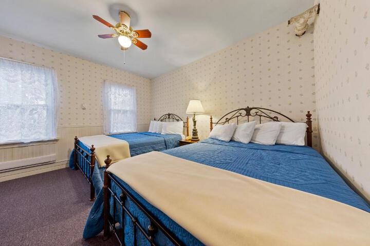 1 Queen Bed (2 of 5)