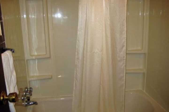 Deep soaking bathtub