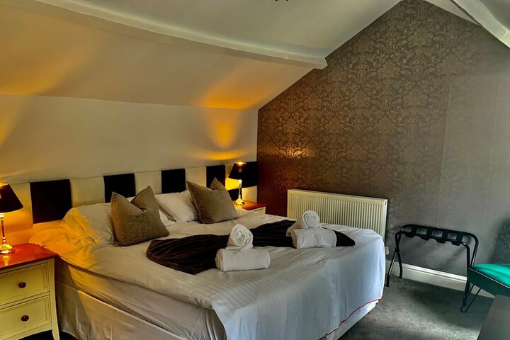 Room 6 of 16