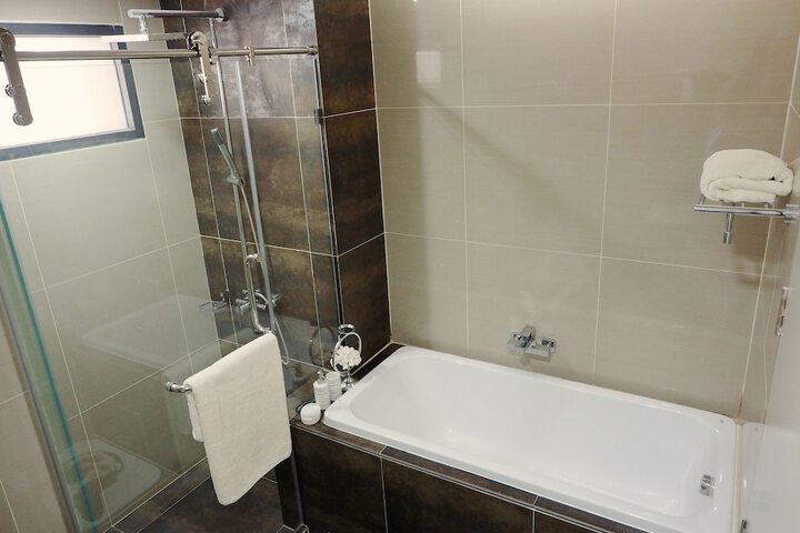 Deep soaking bathtub