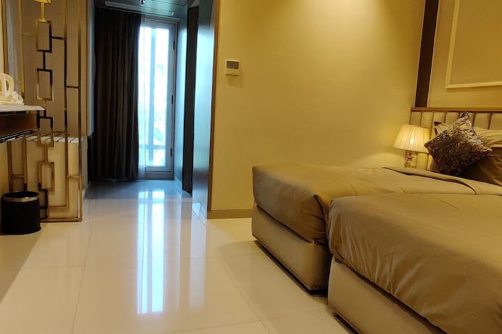 Room 16 of 48
