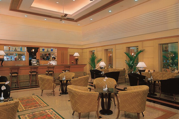 Lounge 33 of 40