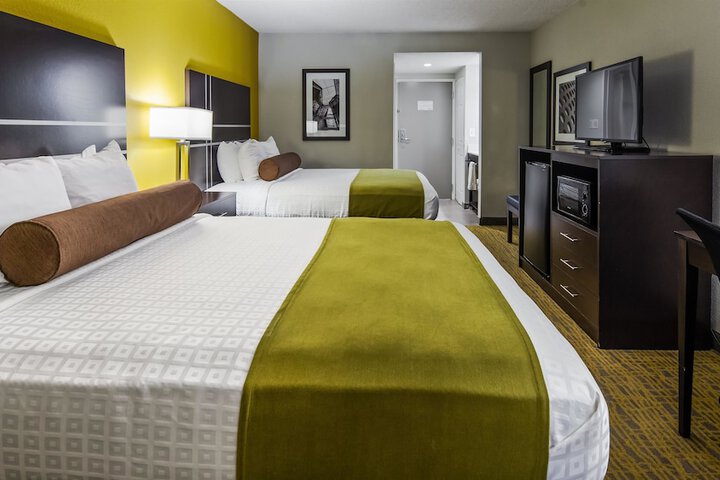 2 Queen Beds (2 of 3)