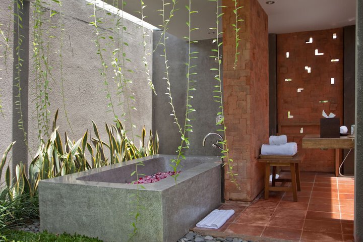 Deep soaking bathtub