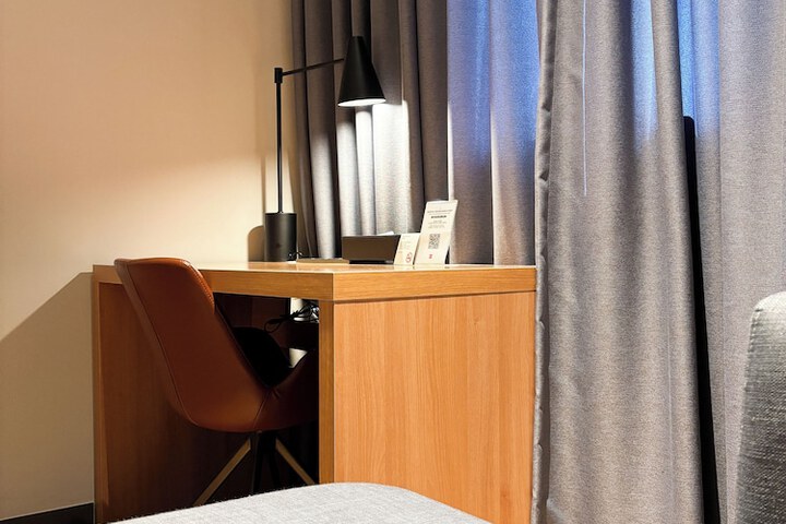 Room 14 of 100