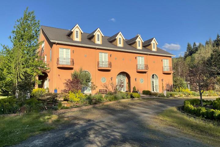 Lakeside Villa in Cottage Grove, OR
