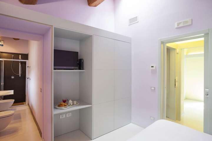 Room 9 of 33