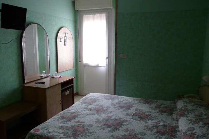 Room 13 of 35