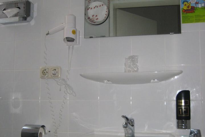 Room 42 of 73