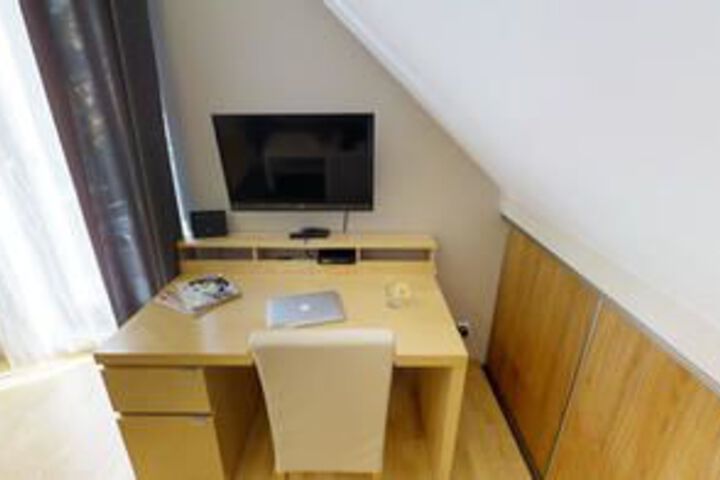 Room 22 of 38