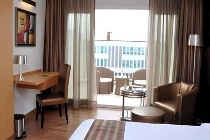 Room 6 of 33