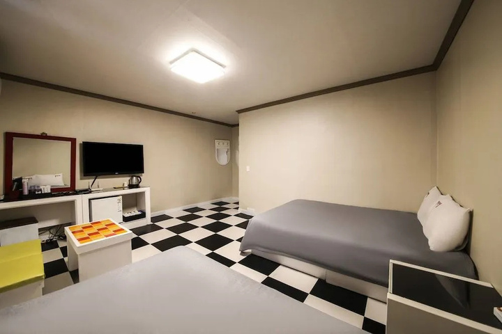 Room 3 of 11