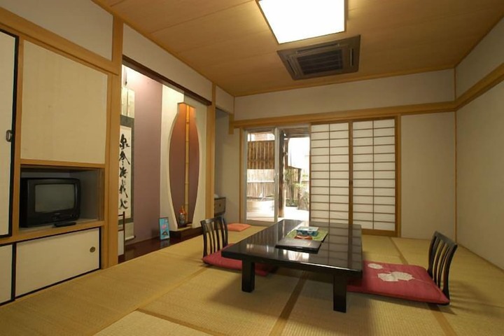Room 8 of 38