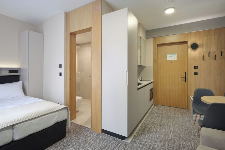 Room 42 of 80