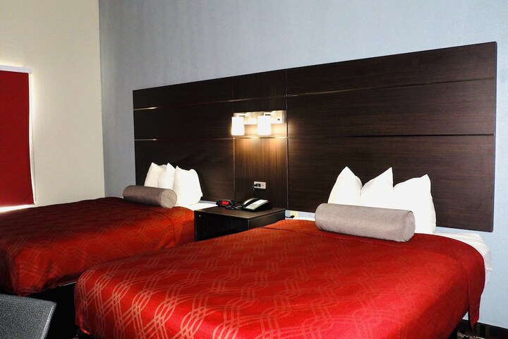 2 Queen Beds (3 of 10)