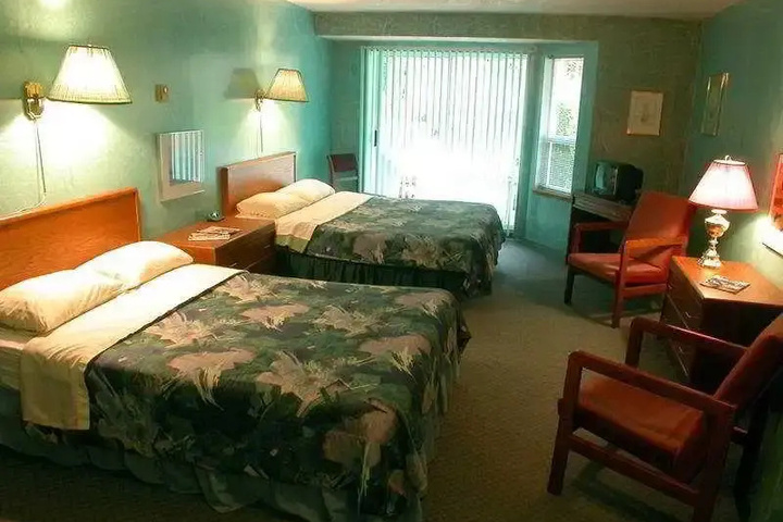 Room 5 of 8