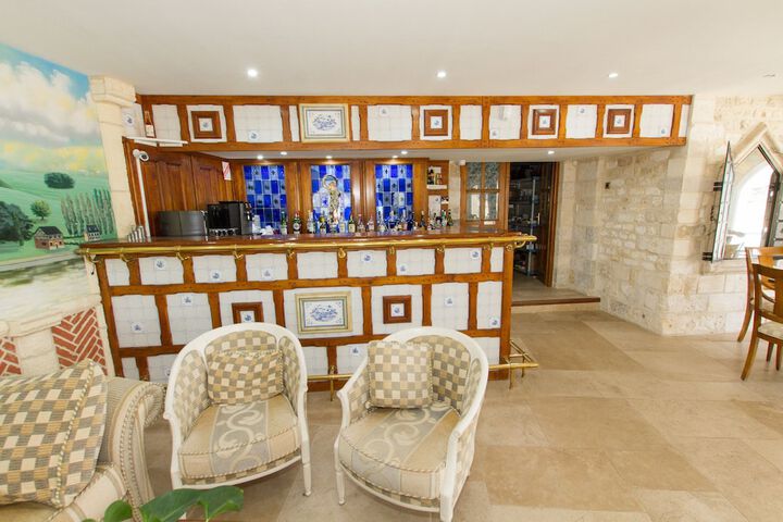 Lounge 106 of 117