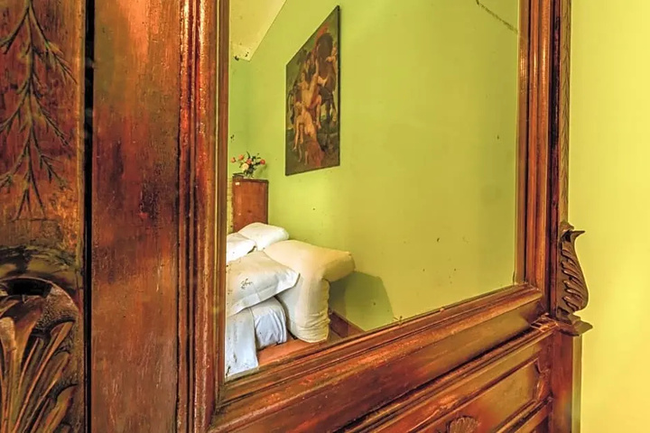 Room 4 of 18