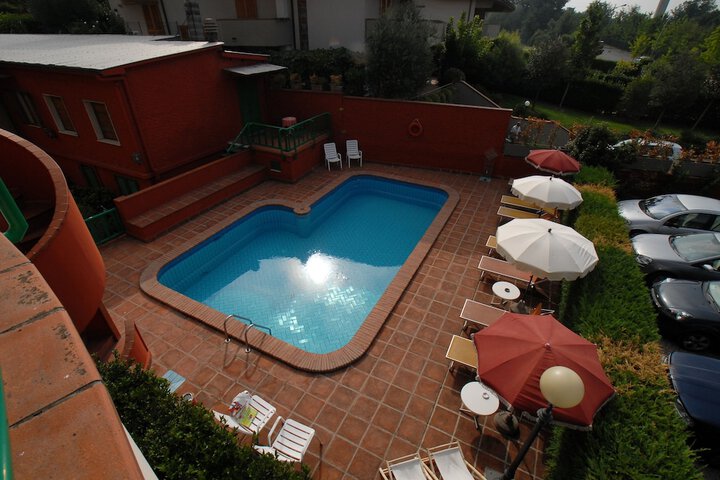Pool 32 of 73