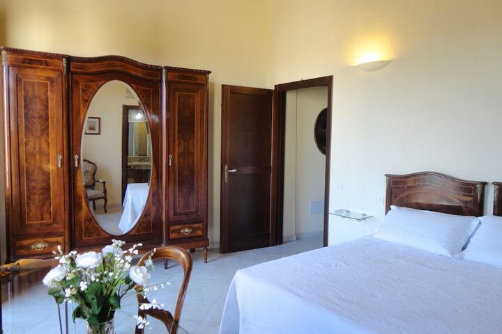 Room 10 of 16