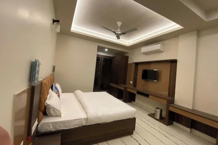 Room 5 of 11