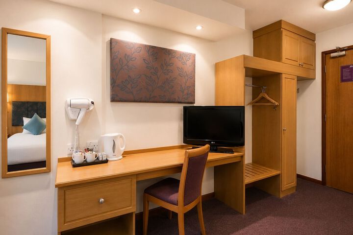 Room 6 of 18