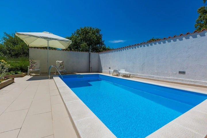 Pool 12 of 18