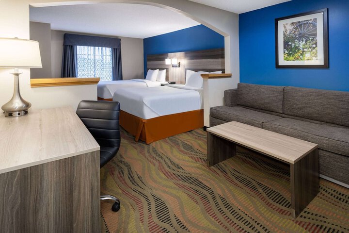 1 Queen Bed Mobility Accessible Studio Suite Bathtub with Grab Bars (7 of 28)