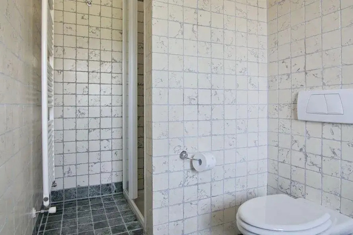Room 9 of 14