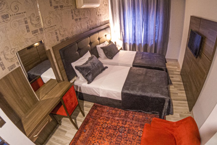 Room 6 of 11