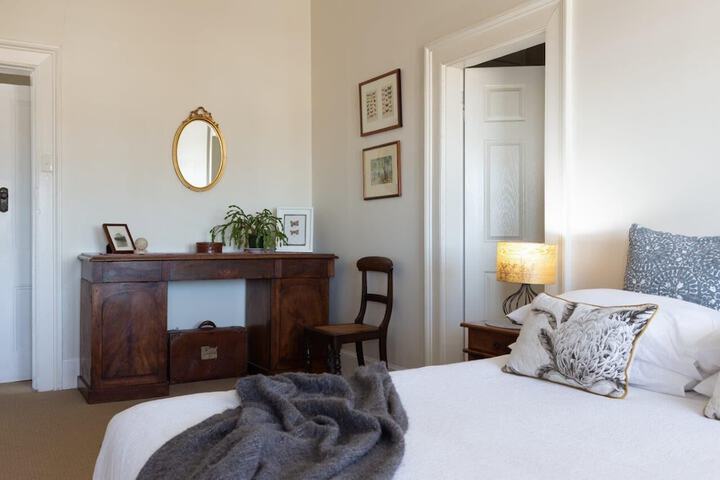 Room 2 of 49