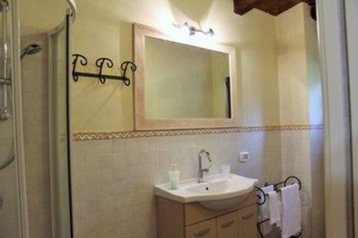 Room 4 of 16