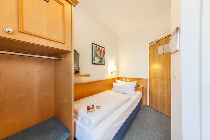 Room 6 of 37