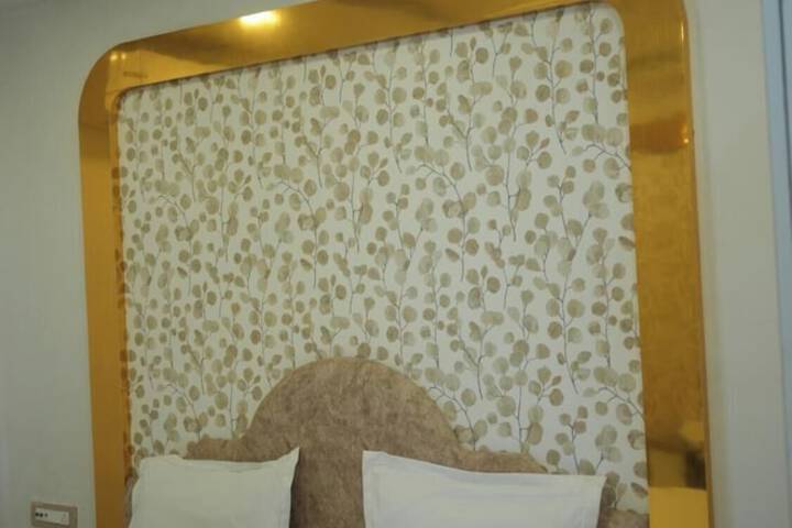 Room 12 of 28