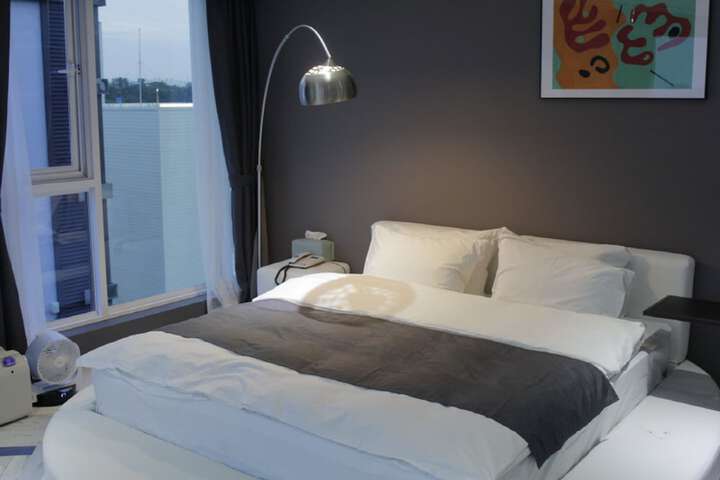 Room 12 of 184