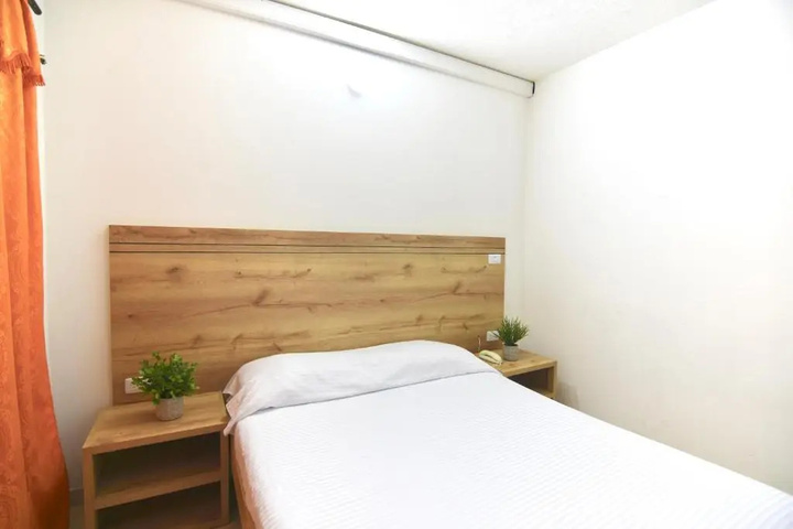Room 8 of 9